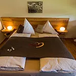 Apartment Gaestehaus Holzer Kreuz - Gaestezimmer Veilchen Fuer 2 Personen Inkl Landfruehstueck Frohnd